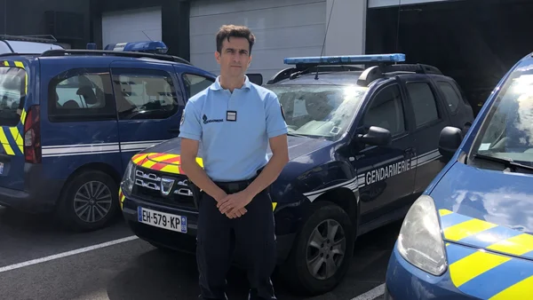 Le colonel Sébastien Jouglar entouré de véhicules de la Gendarmerie dans la Loire.