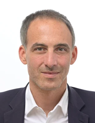 Raphaël Glucksmann posant pour un portrait officiel.