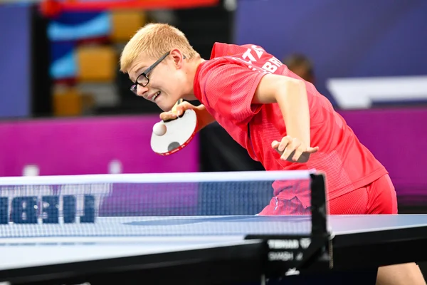 Félix Lebrun en action lors des Championnats d'Europe de tennis de table à Munich en 2022.