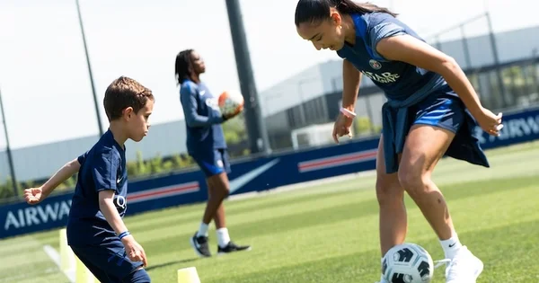 Séance d'entraînement de football aux couleurs de l'OM dans le cadre du lancement sur Roblox.