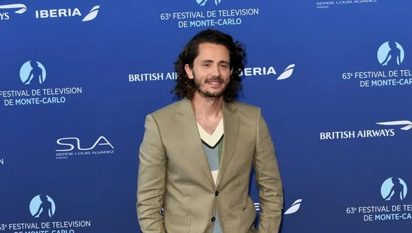 Guillaume Pley lors du 63e Festival de Télévision de Monte-Carlo, vêtu d'une veste beige sur une chemise rayée.