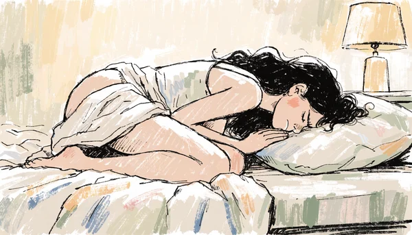 Femme allongée sur un lit en position fœtale, main posée sur son bas-ventre, visage contracté par la douleur, lumière tamisée de chambre à coucher