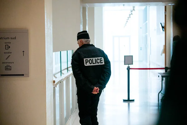 Un policier en uniforme dans un couloir, illustration pour un article de Mediapart sur un journaliste infiltré.
