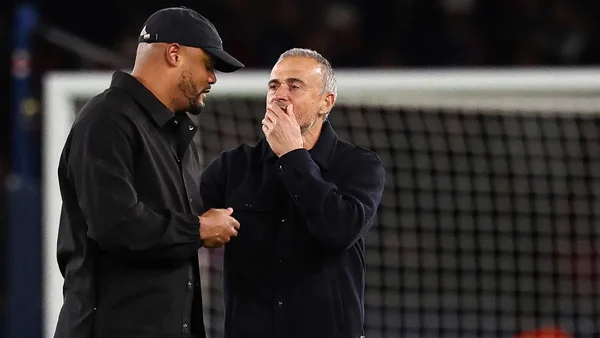Discussion technique en bord de terrain lors du match PSG-Bayern