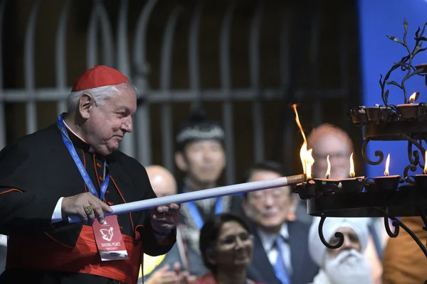 Le cardinal Aveline allumant des cierges lors d'une cérémonie.