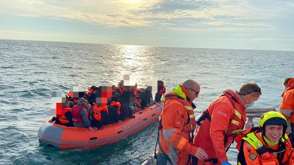 Un canot de sauvetage navigue aux côtés d'un navire lors d'une opération en Manche.