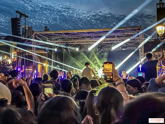 Performance nocturne lors d'un concert gratuit en plein air à Paris ou en Île-de-France.