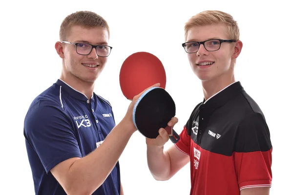 Les frères Lebrun, vice-champions du monde par équipe, partageant une raquette