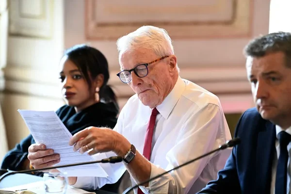 Jean-Pierre Berger, élu maire de Saint-Étienne, lisant un discours lors de son installation.