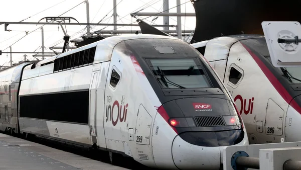 Deux trains TGV InOui à quai, numérotés 259 et 286.