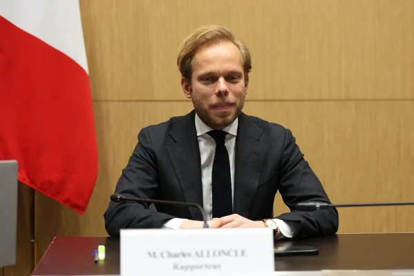 Le député Charles Alloncle lors de l'examen de son rapport sur l'audiovisuel public.