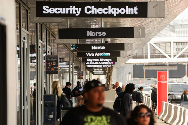 Vue d'un point de contrôle de sécurité à l'aéroport de Los Angeles, lieu de l'arrestation d'une femme pour trafic d'armes iraniennes.