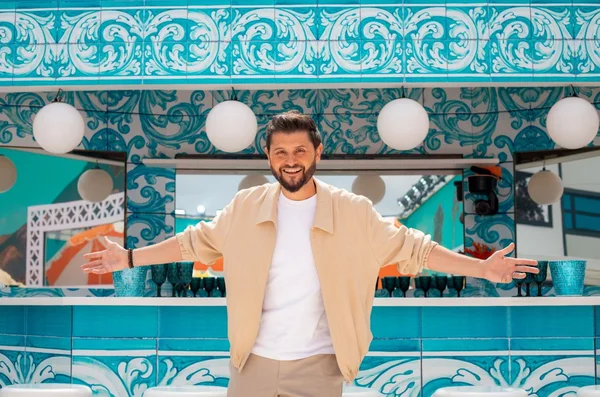 Christophe Beaugrand dans le nouveau décor de la maison des secrets pour l'édition 2025.