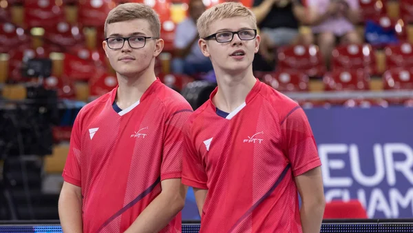 Félix et Alexis Lebrun en tenue de l'équipe de France devant les gradins