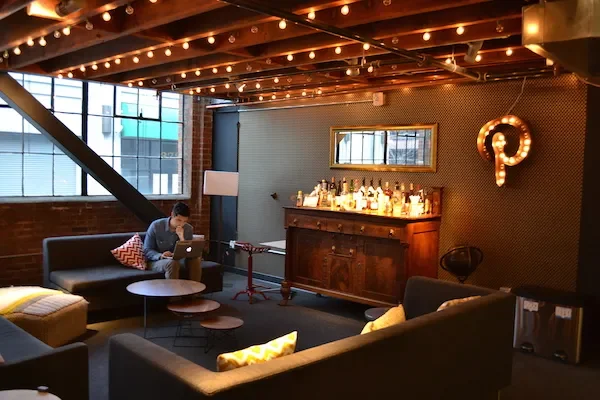 Le logo Pinterest intégré à la décoration intérieure du siège californien.