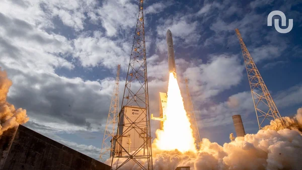 Premier lancement de la fusée Ariane 6 s'élevant dans le ciel dans un panache de fumée et de flammes.