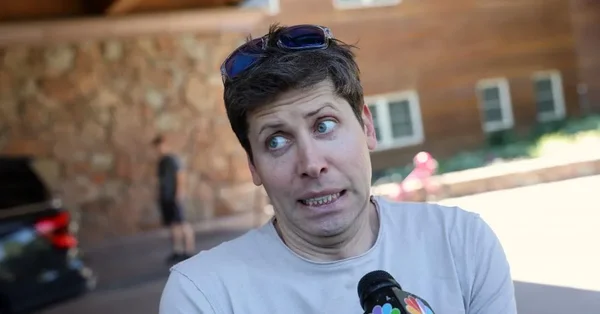 Sam Altman, PDG d'OpenAI, lors d'une interview en extérieur avec un micro NBC.