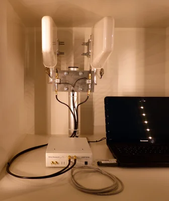 Dispositif technique avec antennes et matériel USRP pour interception.