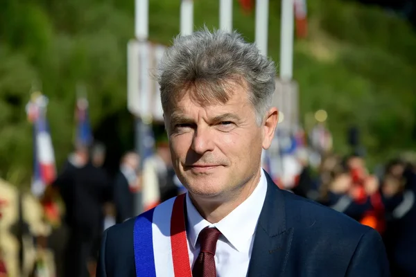 Fabien Roussel portant l'écharpe tricolore lors d'un événement officiel.