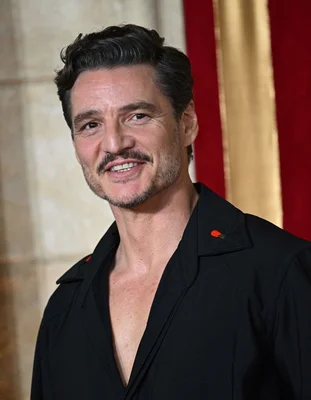 Portrait de Pedro Pascal pour le magazine Elle.