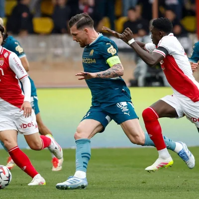 Joueur marseillais sous la pression des défenseurs de Monaco.