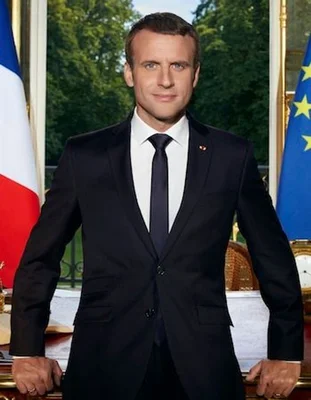 Emmanuel Macron posant devant les drapeaux de la France et de l'Union européenne.