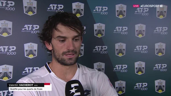 Valentin Vacherot lors d'un interview micro en main au Rolex Paris Masters.