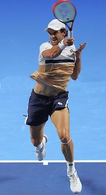 Valentin Vacherot en mouvement sur un court de tennis.