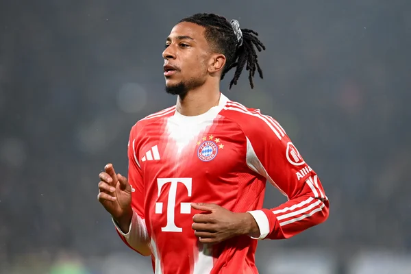 Michael Olise concentré lors d'un match avec le FC Bayern Munich