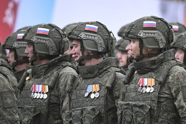 Soldats portant des insignes russes, illustrant le soutien militaire nord-coréen à la Russie.