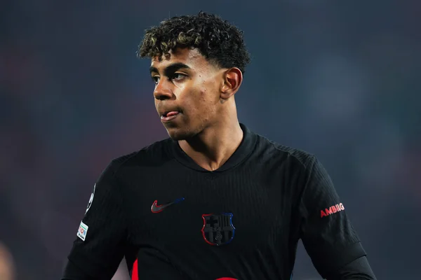 Lamine Yamal posant avec le maillot noir du FC Barcelone.