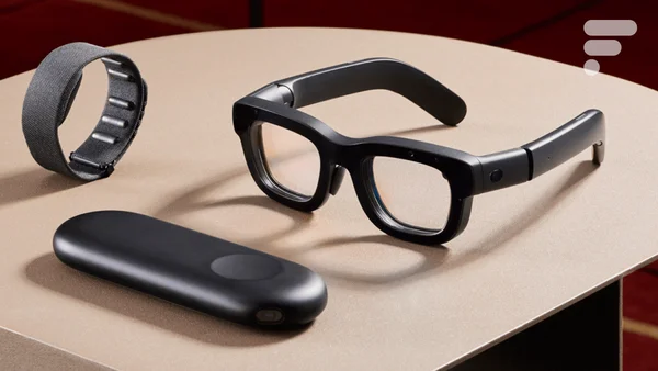 Lunettes connectées avec bracelet et étui de charge.