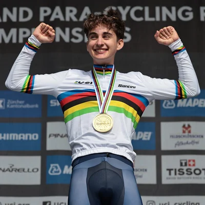Paul Seixas, nouveau champion du monde junior du contre-la-montre, sur le podium avec son maillot aux couleurs arc-en-ciel.