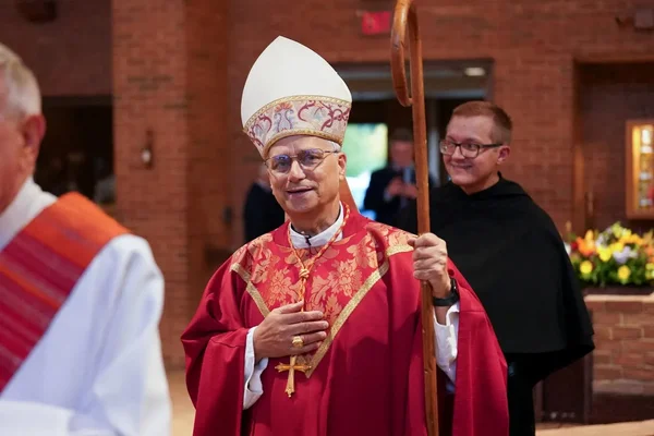Le cardinal Prevost, devenu Léon XIV, vêtu de ses ornements épiscopaux.