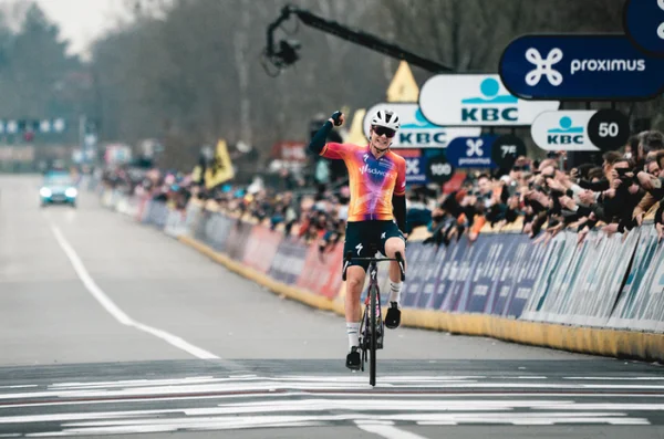Une coureuse célèbre sa victoire sur la ligne d'arrivée du Tour des Flandres.