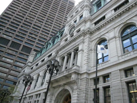 Le palais de justice Adams à Pemberton Square à Boston, Massachusetts, avec son architecture historique en pierre.