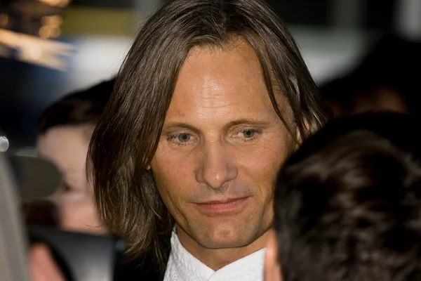 L'acteur Viggo Mortensen interprétant le personnage d'Aragorn dans une ambiance brumeuse et épique.