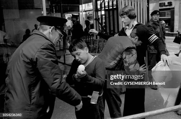 Un policier échangeant avec un jeune garçon lors du conflit nord-irlandais dans les rues de Belfast