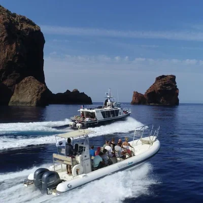 Des bateaux de plaisance et de tourisme circulant entre les rochers de Scandola.
