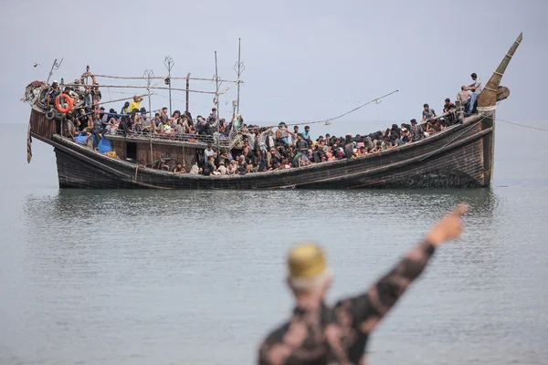 Un bateau de réfugiés rohingyas refoulé en mer près des côtes indonésiennes.