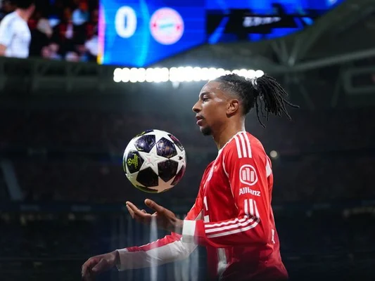 Michael Olise jonglant avec un ballon de football