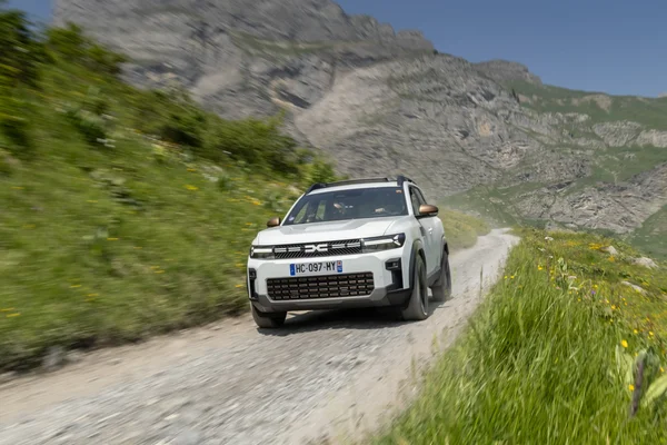 Roadtrip outdoor Dacia InNature 2025 en milieu montagneux.