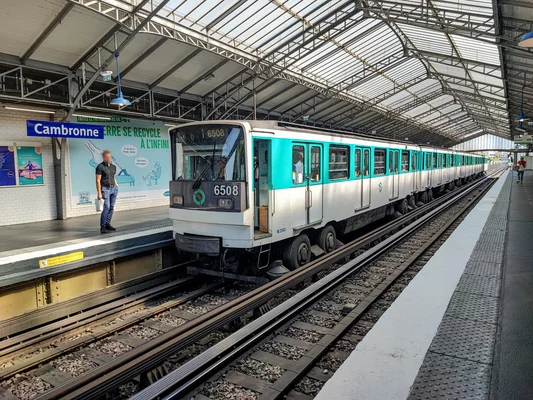 Une rame MP 73 de la ligne 6 du métro de Paris à la station Cambronne.
