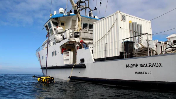 Le navire de recherche André Malraux et son ROV lors de fouilles archéologiques au large du Finistère.