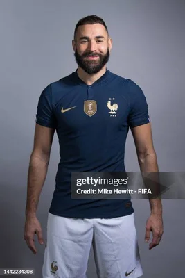 Karim Benzema portant la tenue de l'équipe de France de football.