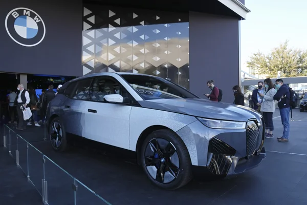 Le concept-car BMW iX Flow capable de changer de couleur lors d'une présentation publique.