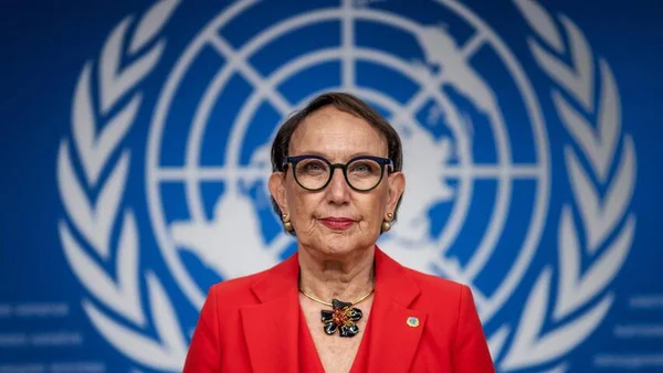 La Costaricienne Rebeca Grynspan, candidate à la succession d'Antonio Guterres, devant l'emblème de l'ONU.