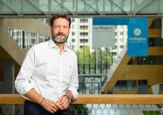Fabrice Pannekoucke, président de la Région Auvergne-Rhône-Alpes, dans un bâtiment régional moderne.