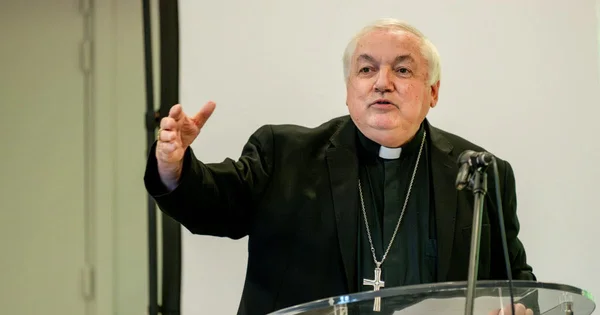 Le cardinal Jean-Marc Aveline s'exprimant lors d'une conférence de presse.