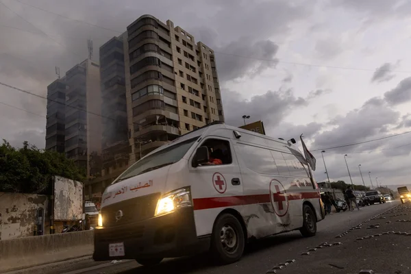 Une ambulance circulant au Liban, illustrant les difficultés d'accès aux soins dues aux attaques contre les infrastructures de santé.
